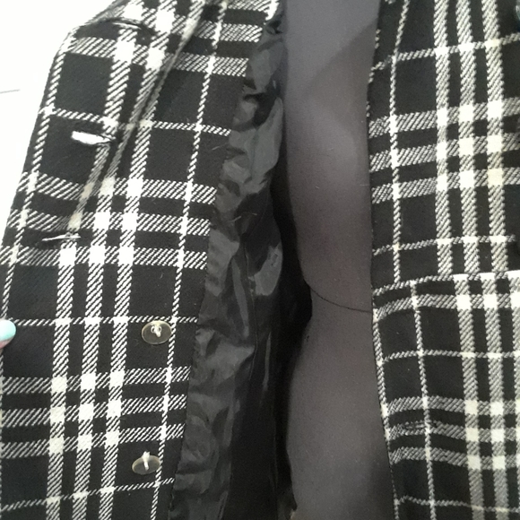 💕HP💕Black and white plaid coat - Picture 9 of 10